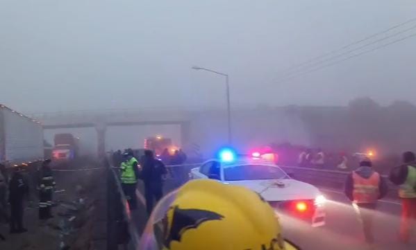 Choque bajo la neblina