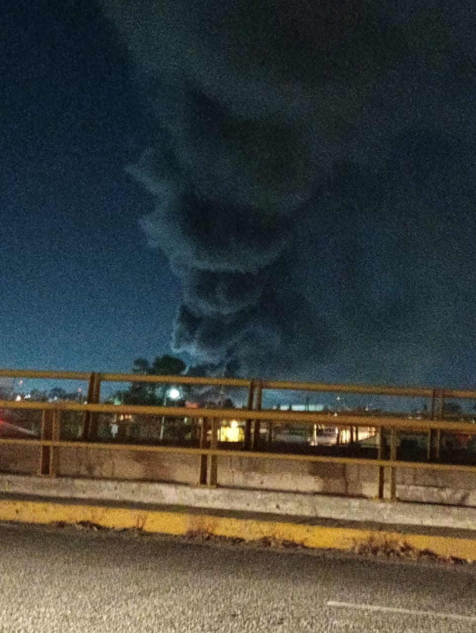 Elevada columna de humo