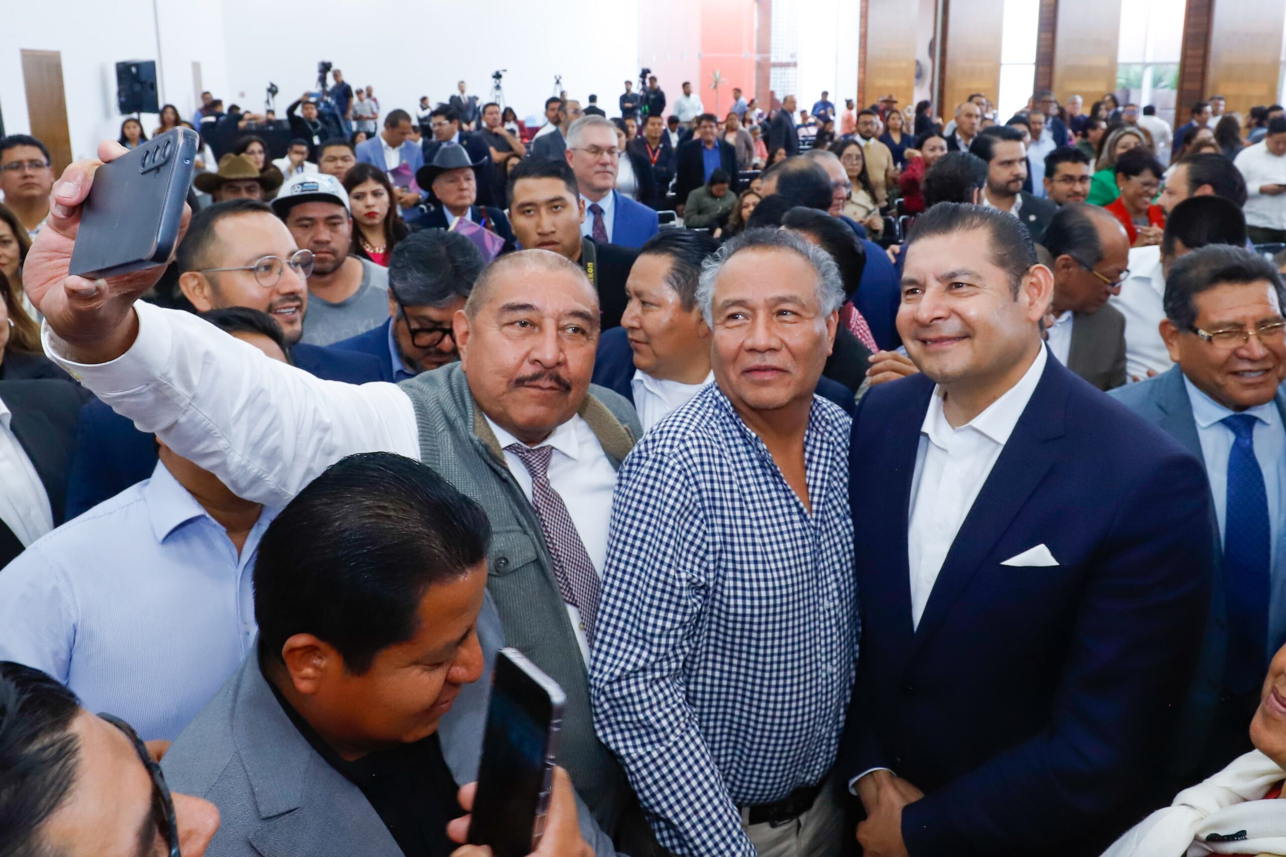 Líderes de migrantes con el Gobernador de Puebla