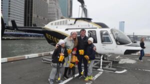 Agustín, Mercé y sus tres hijos, minutos antes de embarcar en el helicóptero. /EFE