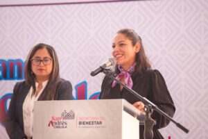 "La presidenta municipal Lupita Cuautle Torres encabezó la entrega de materiales como pintura e impermeabilizante a través del programa Dignificando Escuelas"