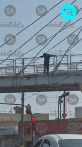 Mujer amenaza con lanzarse desde puente en Puebla