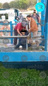 Un joven rescató al conductor de una camioneta que cayó al agua; testigos afirman que el hombre estaba presuntamente alcoholizado.