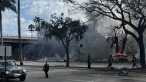 Una avioneta cayó en Boca Ratón tras fallas mecánicas. El piloto alertó antes del impacto; murieron tres personas. Se investigan las causas del siniestro.