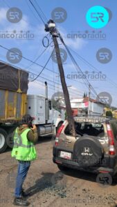 Tráiler derriba poste y aplasta camioneta en Puebla