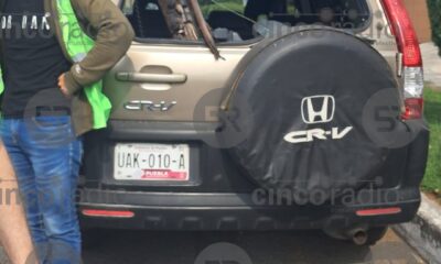 Tráiler derriba poste y aplasta camioneta en Puebla