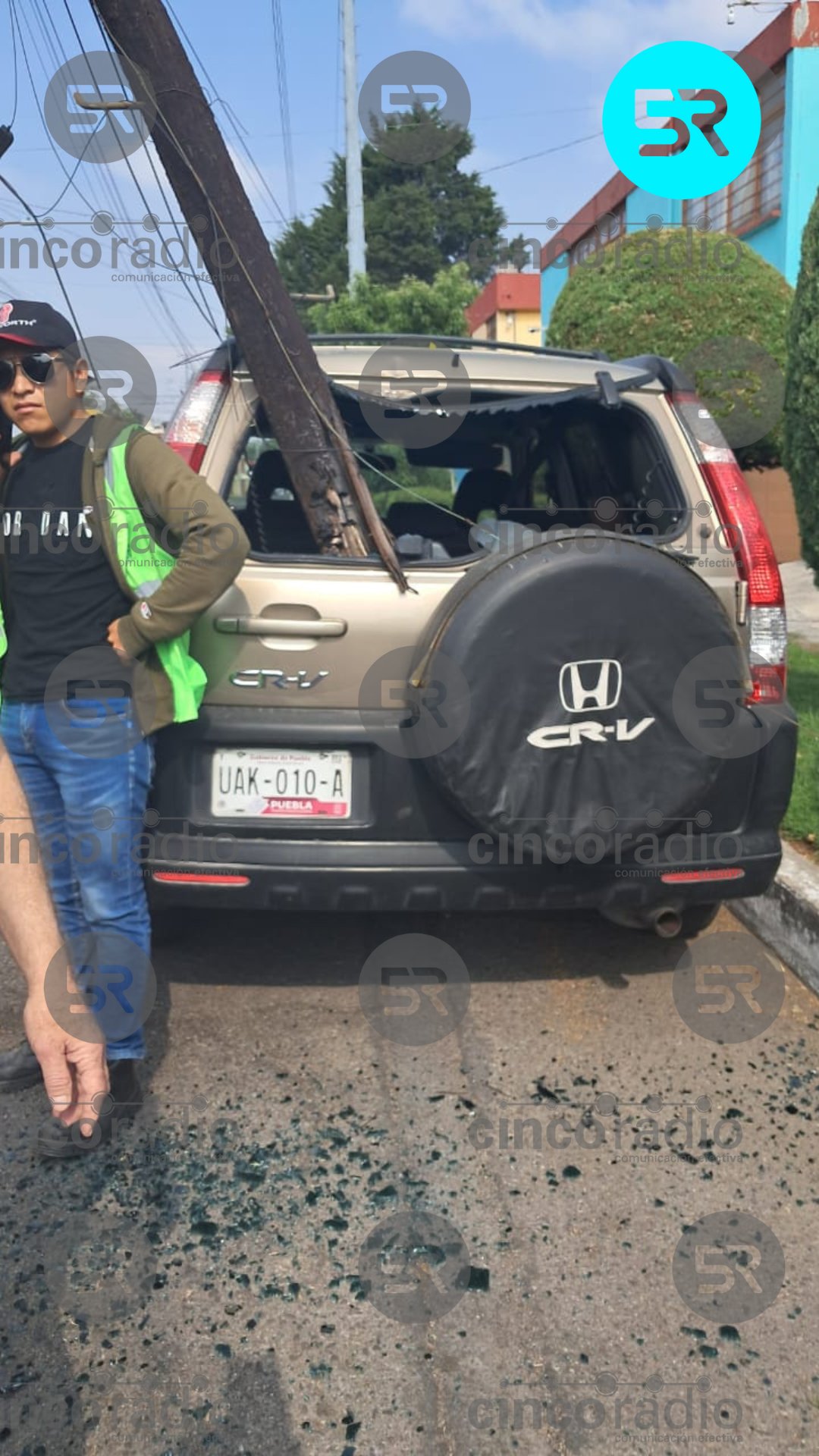 Tráiler derriba poste y aplasta camioneta en Puebla