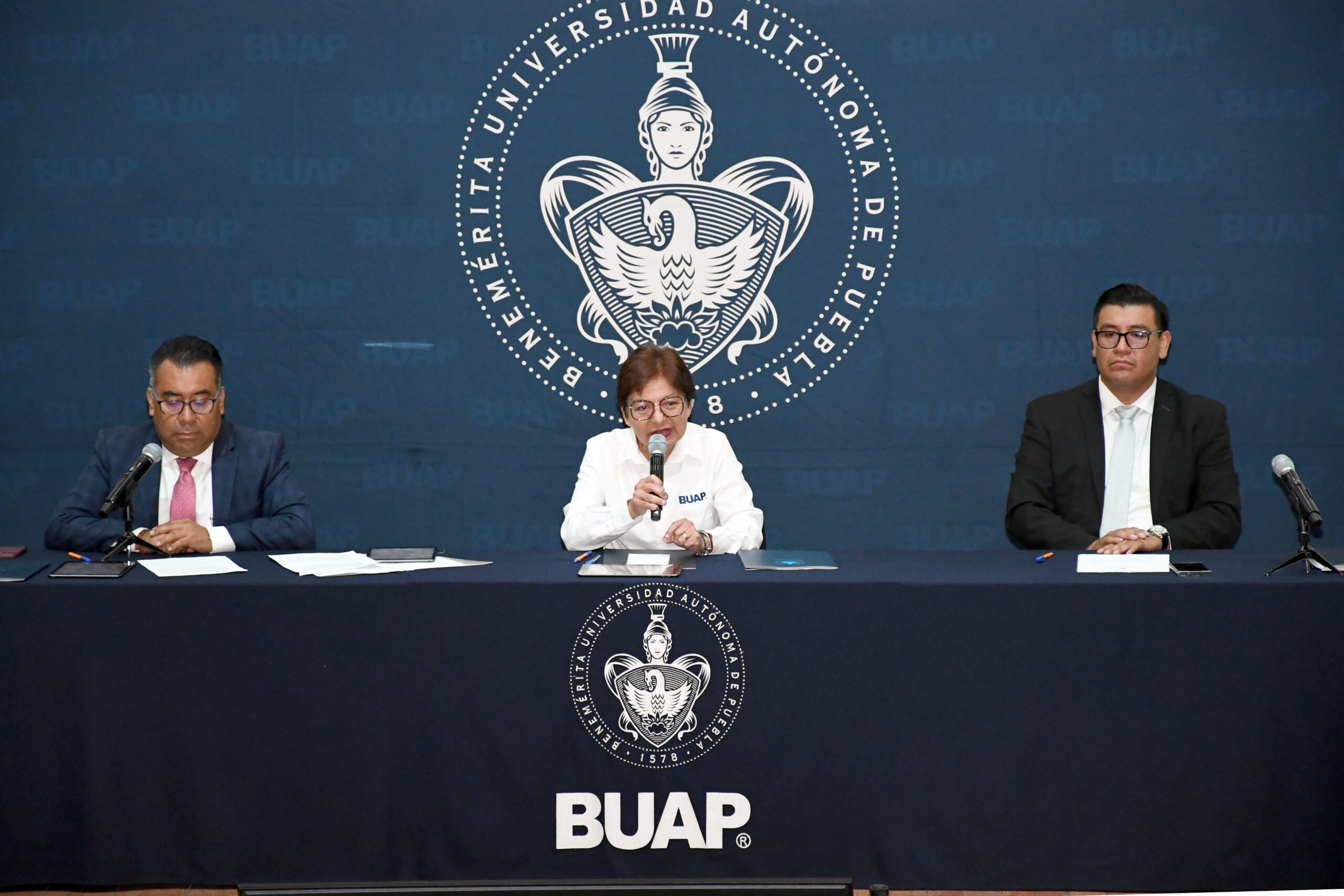 Puebla, Pue.— En sesión extraordinaria, el Consejo Universitario de la BUAP aprobó por unanimidad la legalidad del proceso electoral mediante el cual fueron electos 179 consejeros representantes de los sectores académico, estudiantil y no académico, correspondiente al periodo mayo 2025–marzo 2027. Durante la VI Reunión y Quinta Sesión Extraordinaria del Máximo Órgano de Gobierno, celebrada este 27 de mayo, la rectora María Lilia Cedillo Ramírez reconoció la participación activa de la comunidad universitaria en la jornada del día anterior, destacando la importancia de vivir la democracia dentro de la institución. “La jornada electoral del 26 de mayo demostró que tenemos una comunidad consciente y participativa, que la democracia es algo que se vive en la universidad”, expresó la rectora Cedillo. En el proceso electoral participaron 302 fórmulas, sin que se registraran incidentes que comprometieran la legalidad o seguridad del proceso. El secretario general de la BUAP, José Manuel Alonso Orozco, informó que de los 179 consejeros electos, 88 son del sector académico, 88 estudiantes y tres administrativos, representando áreas como el Centro, los complejos regionales, Salud y Ciudad Universitaria. Cada una de las 44 unidades académicas contará con cuatro consejeros: dos académicos y dos no académicos. La rectora Cedillo también agradeció a los integrantes del Consejo saliente, destacando su papel clave en reformas estructurales, como la adecuación a la Ley General de Educación Superior, modificaciones a estatutos y reglamentos, así como la creación de Ciudad Universitaria 2. “Ustedes sentaron bases firmes para trazar la continuidad de la vida institucional. Como Consejo Universitario pasarán a la historia por los cambios aprobados”, afirmó la rectora.