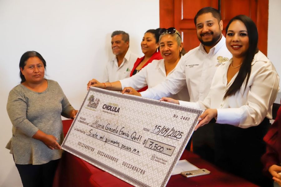 Tonantzin Fernández entrega apoyos económicos a cholultecas en Miércoles Ciudadano