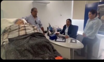 Fidelia Vásquez, de 96 años, fue llevada en camilla a una sucursal de BBVA en Oaxaca porque el banco exigió su presencia para validar su pensión.