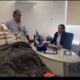 Fidelia Vásquez, de 96 años, fue llevada en camilla a una sucursal de BBVA en Oaxaca porque el banco exigió su presencia para validar su pensión.