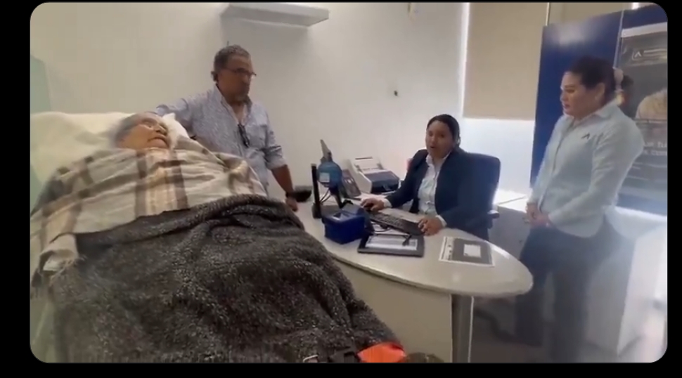Fidelia Vásquez, de 96 años, fue llevada en camilla a una sucursal de BBVA en Oaxaca porque el banco exigió su presencia para validar su pensión.