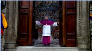 Se cerraron las puertas de la Capilla Sixtina e inició la primera votación del cónclave para elegir al nuevo Papa en el Vaticano.