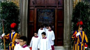 Se cerraron las puertas de la Capilla Sixtina e inició la primera votación del cónclave para elegir al nuevo Papa en el Vaticano.