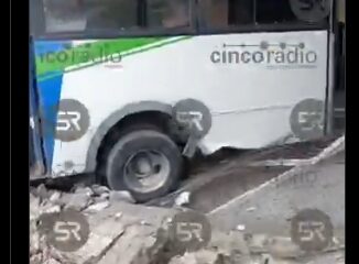 Unidad de transporte público sin frenos choca contra empresa textil en Puebla/Tlaxcala rumbo a Panzacola. No se reportan personas lesionadas.