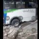 Unidad de transporte público sin frenos choca contra empresa textil en Puebla/Tlaxcala rumbo a Panzacola. No se reportan personas lesionadas.