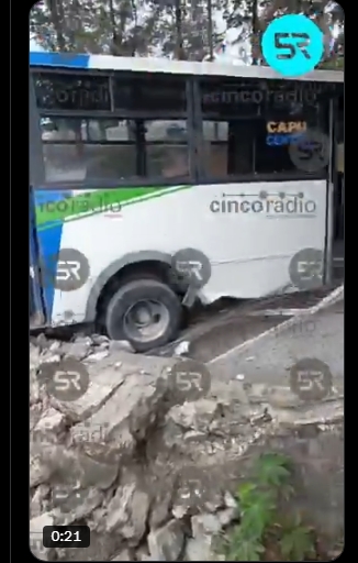 Unidad de transporte público sin frenos choca contra empresa textil en Puebla/Tlaxcala rumbo a Panzacola. No se reportan personas lesionadas.
