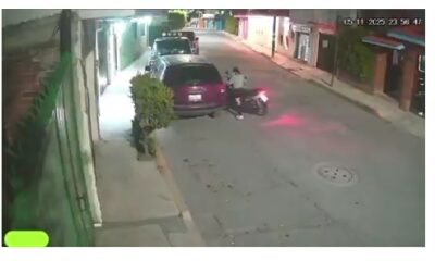 Mujer ebria choca camioneta en Tultitlán y huye del lugar