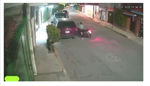 Mujer ebria choca camioneta en Tultitlán y huye del lugar