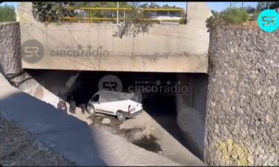Tras apagar incendio en un auto sobre Periférico Ecológico, autoridades hallaron un cuerpo calcinado en la cajuela. El tránsito sigue afectado.