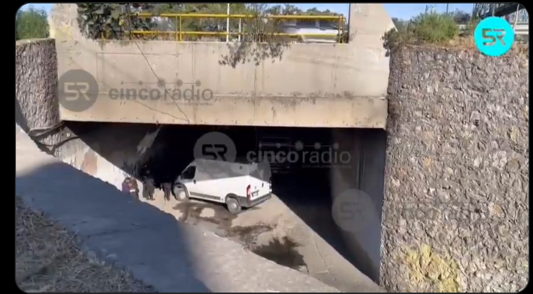 Tras apagar incendio en un auto sobre Periférico Ecológico, autoridades hallaron un cuerpo calcinado en la cajuela. El tránsito sigue afectado.