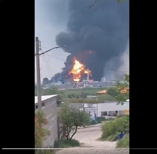 Explosión en planta de diésel deja incendio en Cadereyta