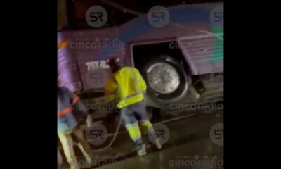 Choque entre tráiler y autobús en la México–Puebla
