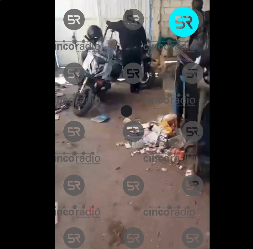 Captan a oficiales de tránsito de Tecamachalco robando gasolina de unidades oficiales
