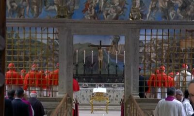 Cardenales se juramentan uno a uno antes de votar en el cónclave