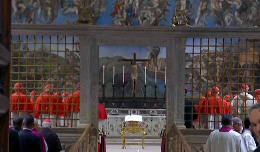 Cardenales se juramentan uno a uno antes de votar en el cónclave