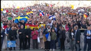 Fieles de todo el mundo esperan en el Vaticano al nuevo Papa