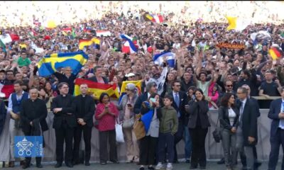 Fieles de todo el mundo esperan en el Vaticano al nuevo Papa