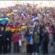 Fieles de todo el mundo esperan en el Vaticano al nuevo Papa