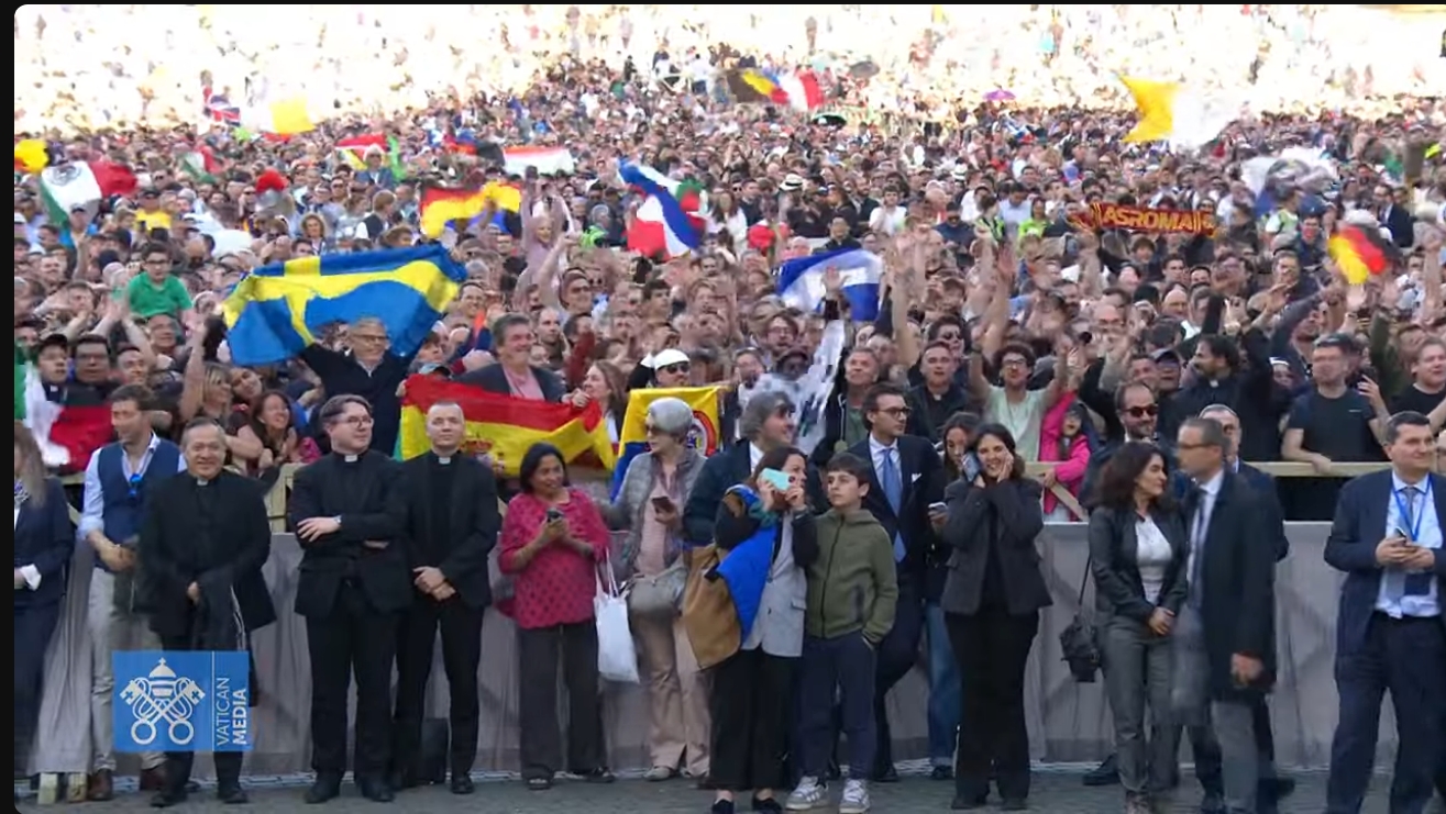 Fieles de todo el mundo esperan en el Vaticano al nuevo Papa