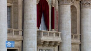 Tras la fumata blanca, la Iglesia Católica celebra la elección de esperándose el tradicional anuncio desde el balcón central de la Basílica de San Pedr