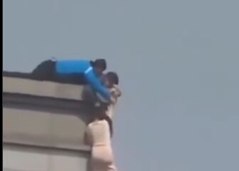 Tras dos horas de negociación, un agente logró salvar a una mujer que intentaba saltar desde un edificio en la zona de Gangnam.