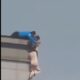 Tras dos horas de negociación, un agente logró salvar a una mujer que intentaba saltar desde un edificio en la zona de Gangnam.