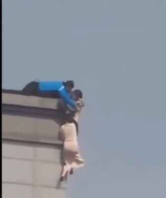 Tras dos horas de negociación, un agente logró salvar a una mujer que intentaba saltar desde un edificio en la zona de Gangnam.