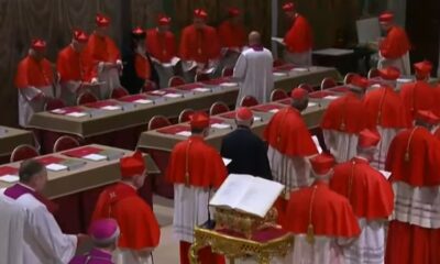Cardenales inician procesión hacia la Capilla Sixtina