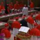 Cardenales inician procesión hacia la Capilla Sixtina