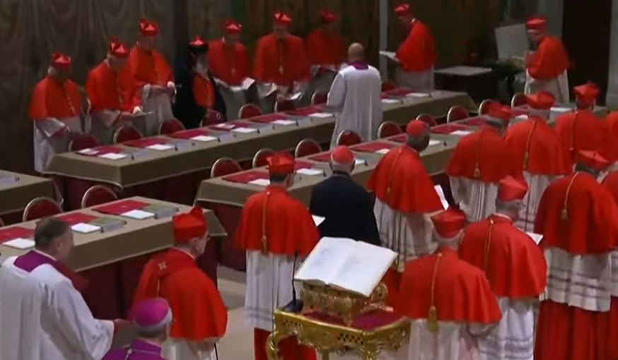 Cardenales inician procesión hacia la Capilla Sixtina