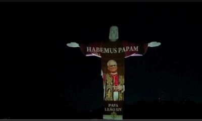 La estatua del Cristo Redentor en Río de Janeiro se iluminó con la imagen del Papa León XIV y la frase "Habemus Papam" en homenaje a su elección como nuevo pontífice.