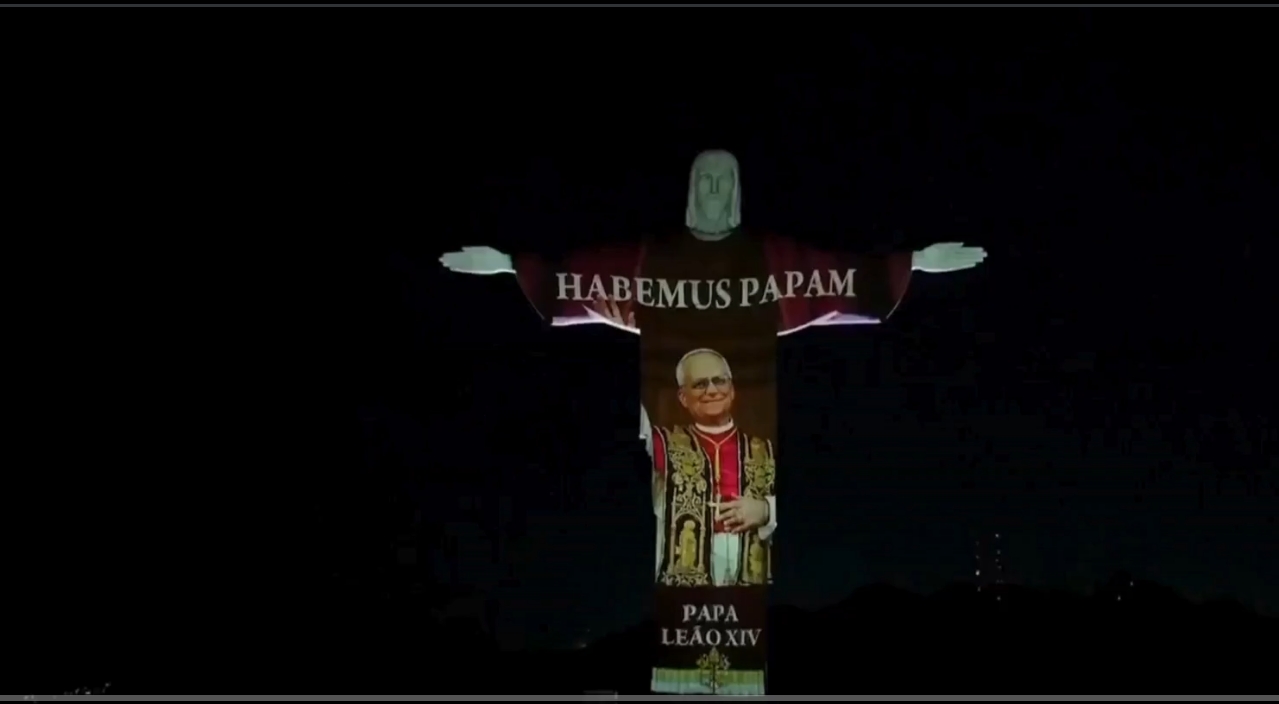 La estatua del Cristo Redentor en Río de Janeiro se iluminó con la imagen del Papa León XIV y la frase "Habemus Papam" en homenaje a su elección como nuevo pontífice.