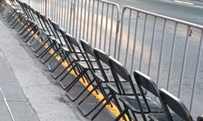 Espectadores denuncian altos precios por sillas en desfile