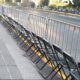 Espectadores denuncian altos precios por sillas en desfile