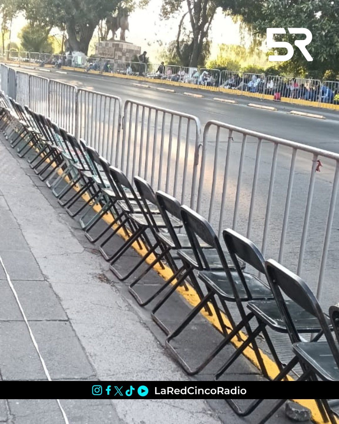Espectadores denuncian altos precios por sillas en desfile