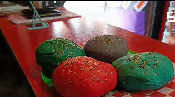 Burger Color celebra con hamburguesas de colores vivos