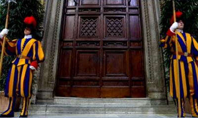 Inicia la primera votación del cónclave en busca del nuevo Papa, tras el cierre solemne de la Capilla Sixtina en el Vaticano.