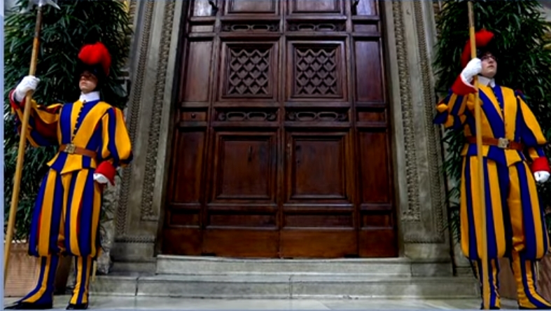 Inicia la primera votación del cónclave en busca del nuevo Papa, tras el cierre solemne de la Capilla Sixtina en el Vaticano.