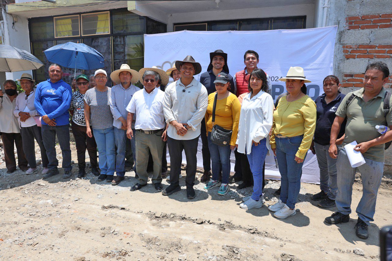 Omar Muñoz inicia obra en Almecatla y promete cercanía